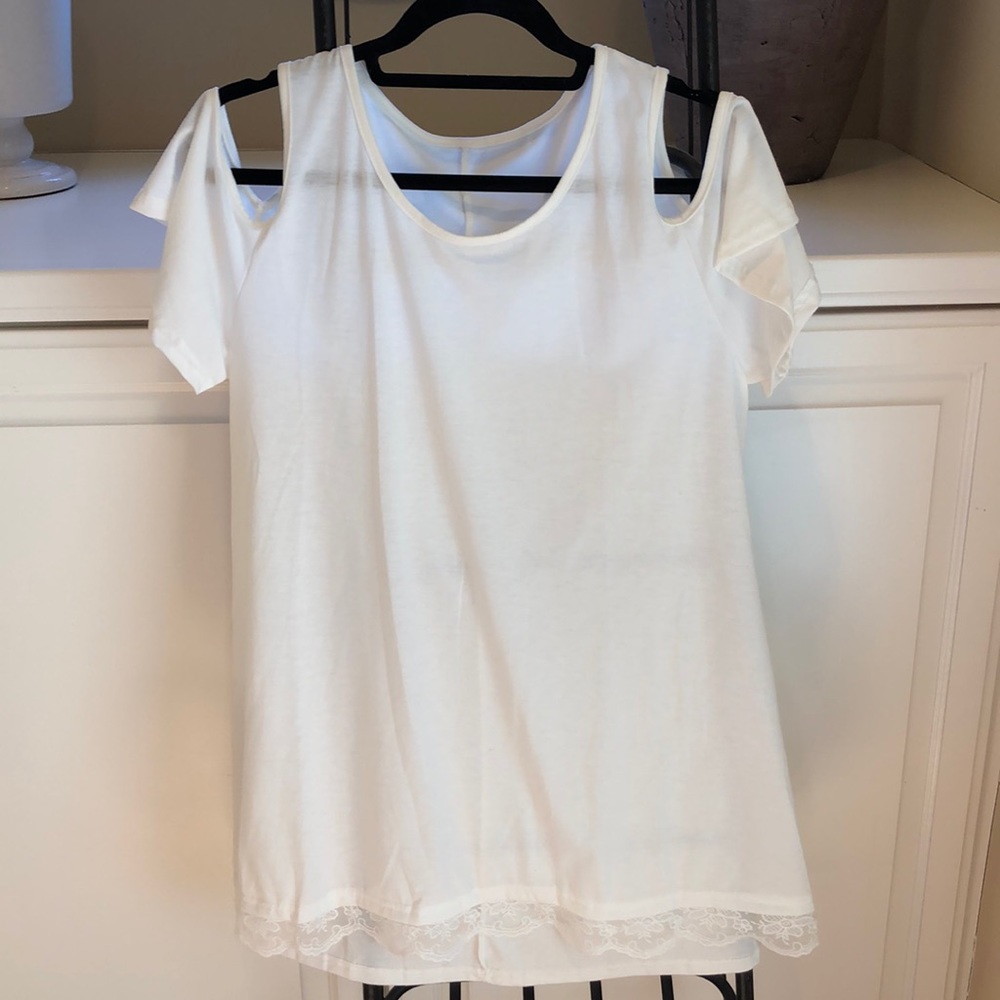 NWOT cold shoulder top with lace hem Medium